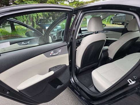 Certified 2023 Kia Forte LXS w/ LXS Technology Package FWD image 9