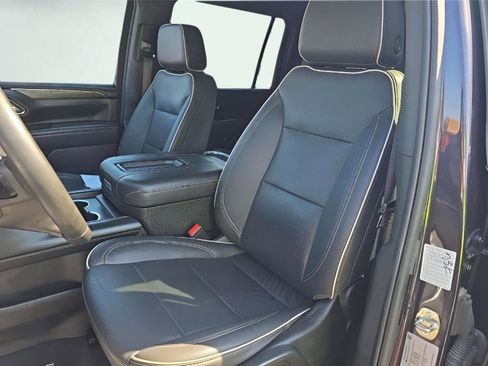 Used 2023 Chevrolet Suburban Premier image 5