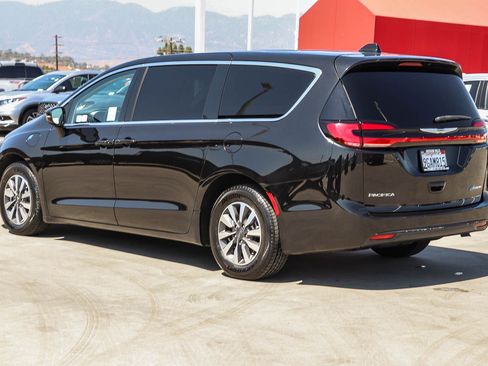 Used 2022 Chrysler Pacifica Touring-L FWD image 5