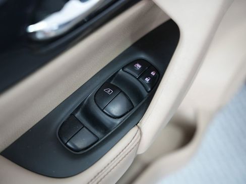 Used 2018 Nissan Rogue SV image 43