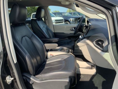 Used 2023 Chrysler Pacifica Touring-L FWD image 55