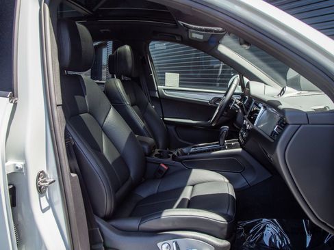 Certified 2026 Porsche Macan AWD/4WD image 26