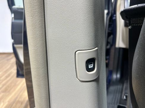 Used 2014 Chrysler Town & Country Touring FWD image 18
