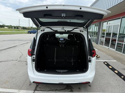 Used 2026 Chrysler Pacifica Select FWD image 12