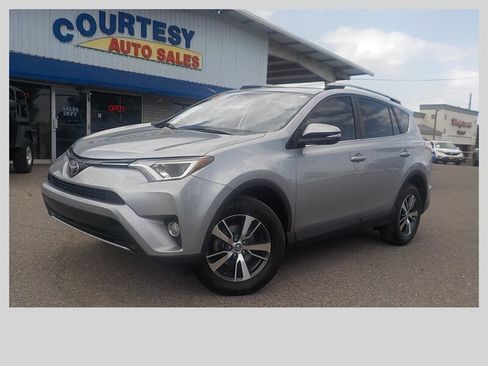 Used 2017 Toyota RAV4 XLE AWD/4WD image 1