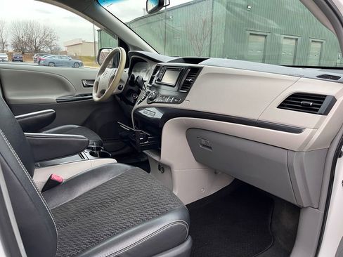 Used 2012 Toyota Sienna SE image 14