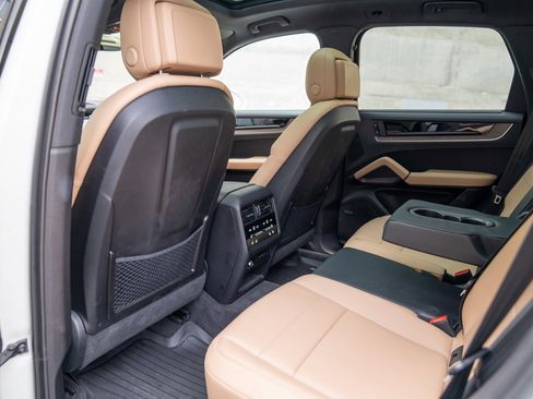Used 2025 Porsche Cayenne image 22