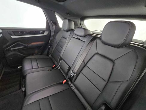 Used 2025 Porsche Cayenne image 17