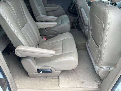 Used 2016 Chrysler Town & Country Touring-L FWD image 12