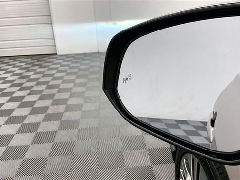 Used 2021 Toyota Venza XLE image 28