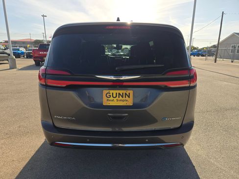Used 2023 Chrysler Pacifica Touring-L FWD image 4
