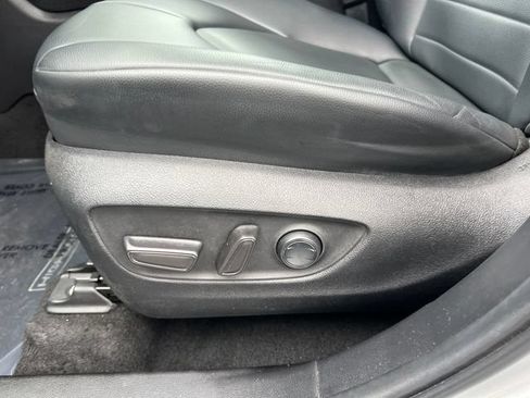 Used 2023 Toyota Highlander XLE AWD/4WD image 13