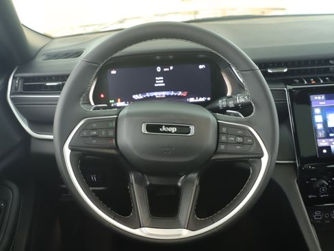 New 2025 Jeep Grand Cherokee Altitude image 19