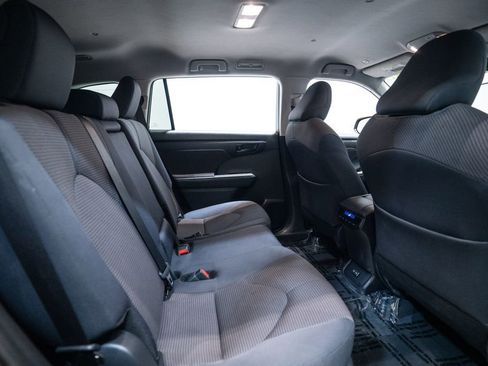 Used 2024 Toyota Highlander LE AWD/4WD image 31