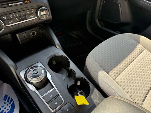 Used 2020 Ford Escape SE image 17