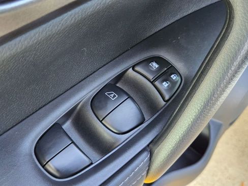 Used 2020 Nissan Rogue Sport S image 22