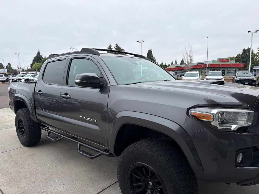 Used 2020 Toyota Tacoma TRD Sport w/ Technology Package AWD/4WD image 3