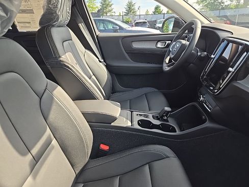 New 2026 Volvo XC40 B5 Core w/ Climate Package image 9