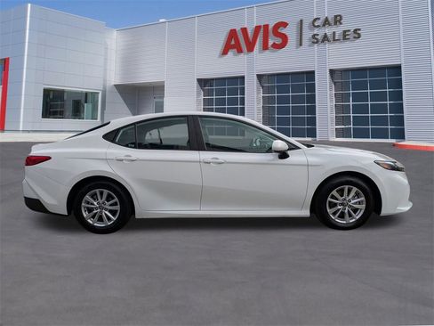 Used 2025 Toyota Camry LE image 5