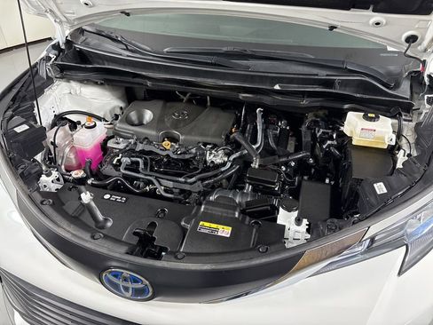 Used 2025 Toyota Sienna LE image 40