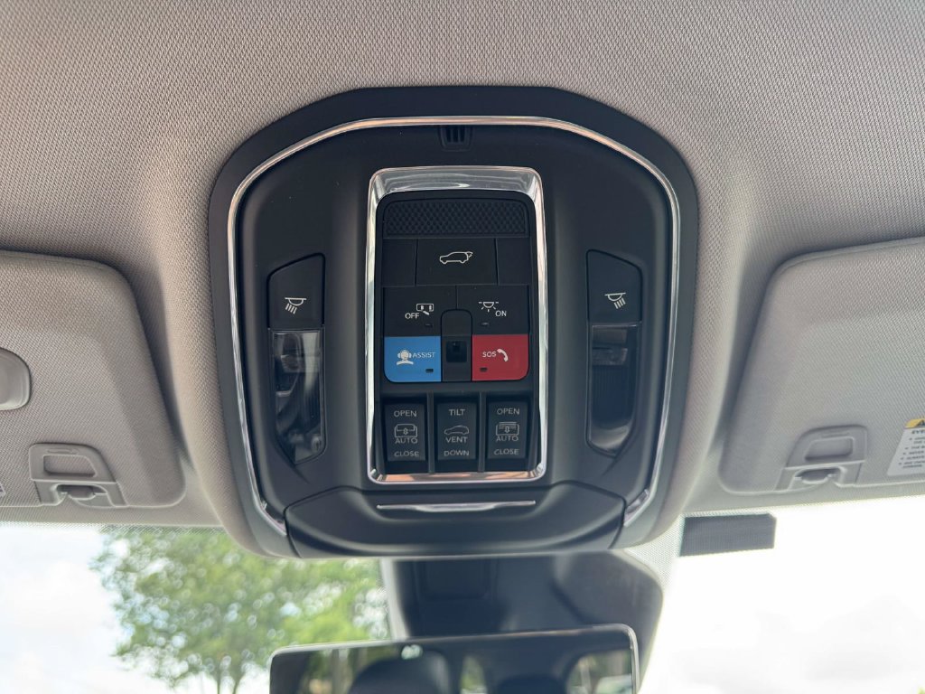 Used 2023 Jeep Grand Cherokee Limited w/ Luxury Tech Group II AWD/4WD image 30