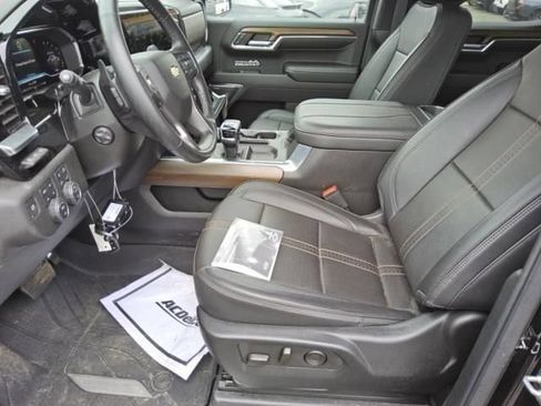 Used 2024 Chevrolet Silverado 1500 High Country w/ High Country Premium Package AWD/4WD image 8