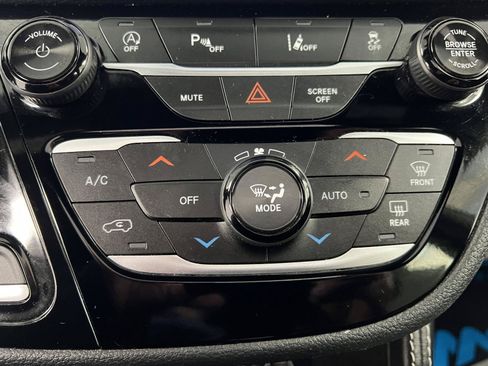 Used 2025 Chrysler Pacifica Limited FWD image 21
