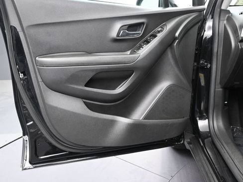 Used 2021 Chevrolet Trax LS FWD image 11