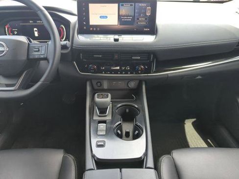Certified 2025 Nissan Rogue SL FWD image 23