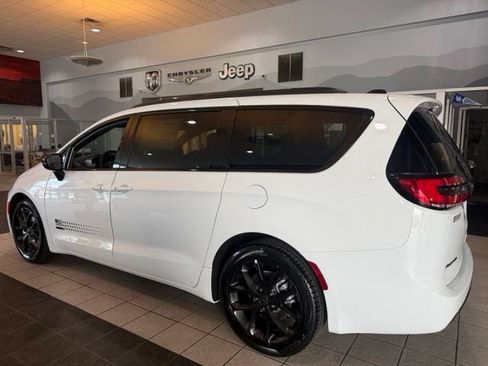 New 2027 Chrysler Pacifica Select FWD image 6