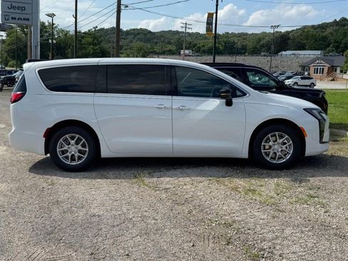 New 2027 Chrysler Pacifica Select FWD image 2