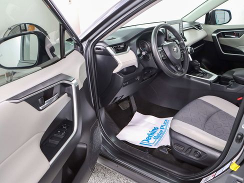 Used 2020 Toyota RAV4 XLE image 3