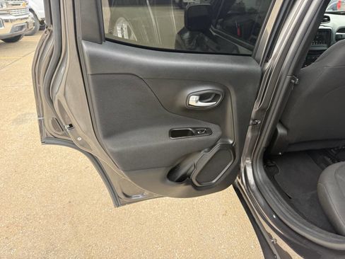 Used 2020 Jeep Renegade Latitude FWD image 14
