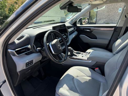 Used 2021 Toyota Highlander Limited FWD image 11