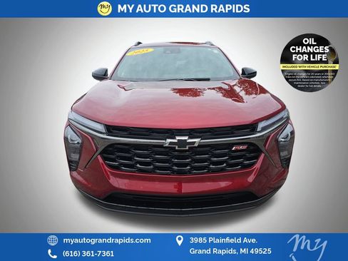 Used 2025 Chevrolet Trax RS FWD image 2