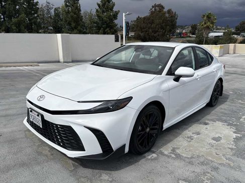 Used 2025 Toyota Camry SE image 2