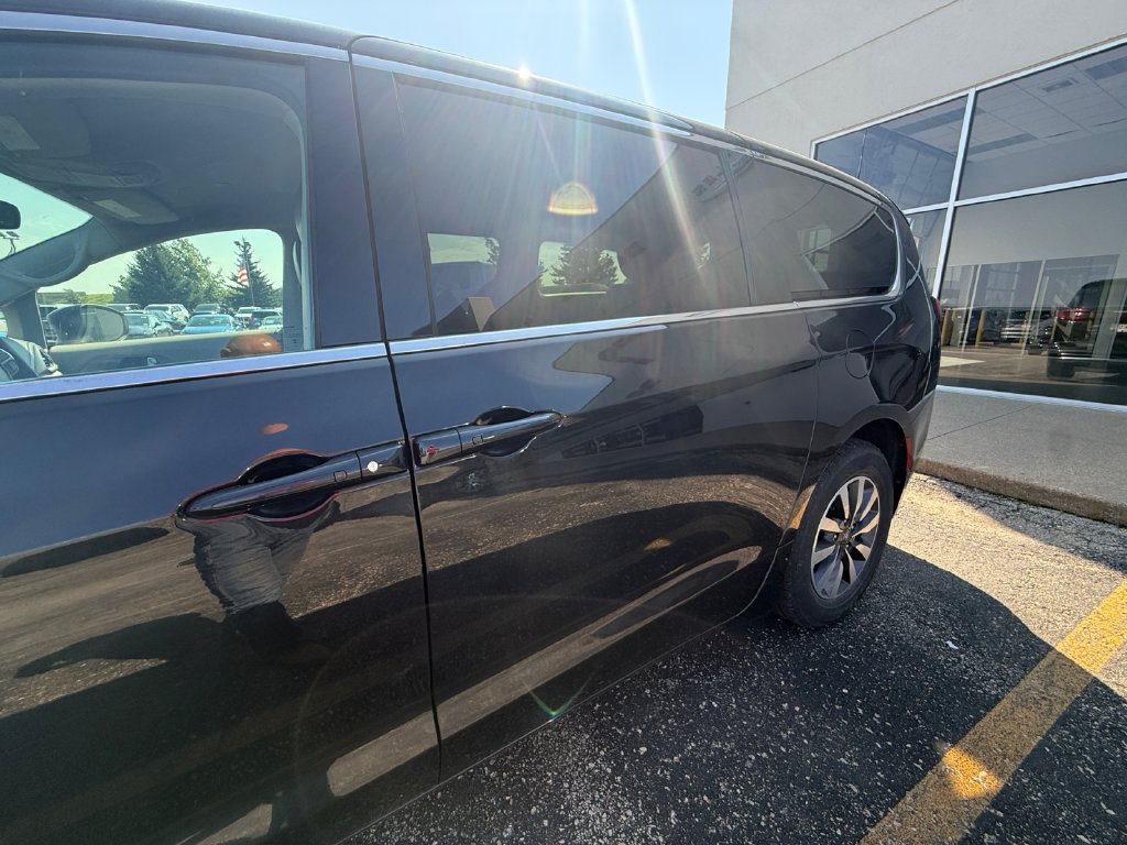 Used 2023 Chrysler Pacifica Touring-L FWD image 36