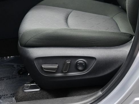 Used 2025 Toyota RAV4 XLE AWD/4WD image 11