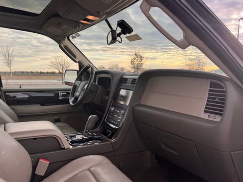 Used 2015 Lincoln Navigator L 4WD image 23