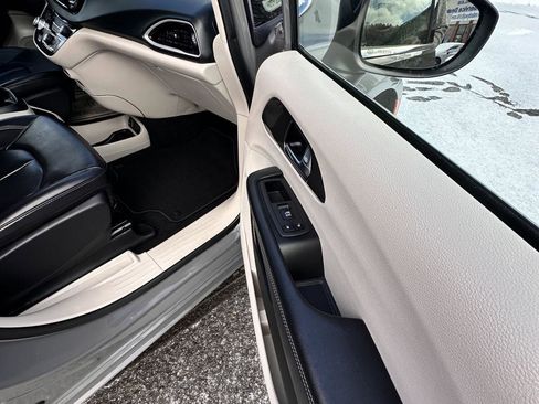 Used 2023 Chrysler Pacifica Touring-L image 28