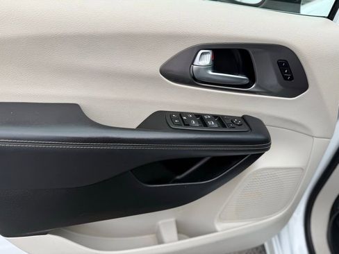 Used 2023 Chrysler Pacifica Touring-L AWD/4WD image 10