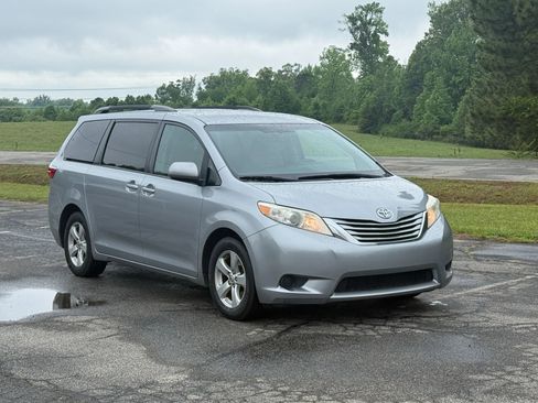 Used 2017 Toyota Sienna LE FWD image 1