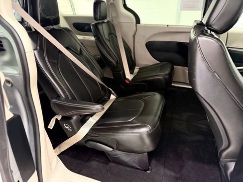 Used 2024 Chrysler Pacifica Touring-L AWD/4WD image 26