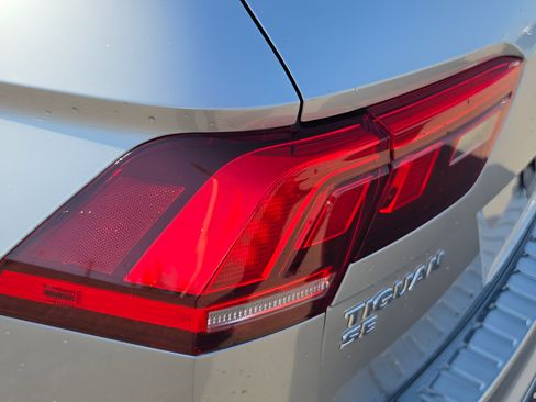 Used 2020 Volkswagen Tiguan SE w/ Panoramic Sunroof Package FWD image 12