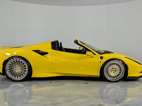 Used 2021 Ferrari F8 Tributo RWD image 14