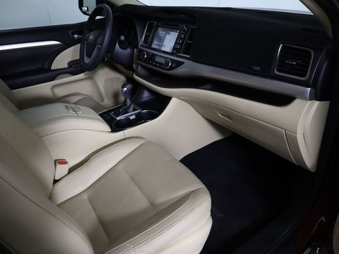 Used 2016 Toyota Highlander XLE image 17