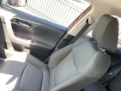 Used 2025 Toyota RAV4 XLE FWD image 29