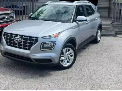 Used 2020 Hyundai Venue SEL FWD image 3