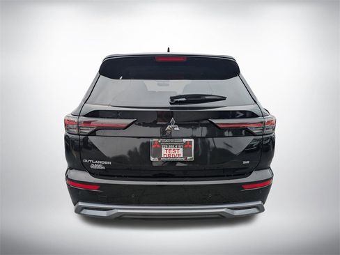 New 2025 Mitsubishi Outlander SE image 4