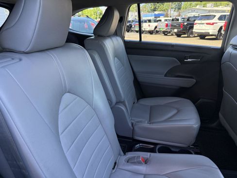 Used 2023 Toyota Highlander XLE AWD/4WD image 13